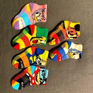 Bombas. NEW. Toddler Mickey and Friends Sensational Gripper Calf Sock 6-Pack